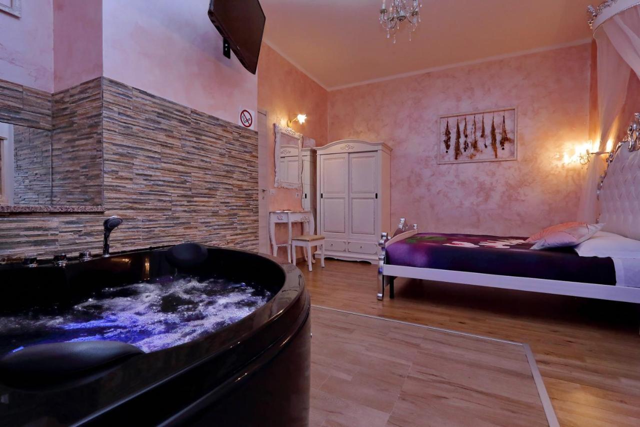 Deluxe Rooms And Chilling Jacuzzi Suite Guesthouse Rome Exterior photo